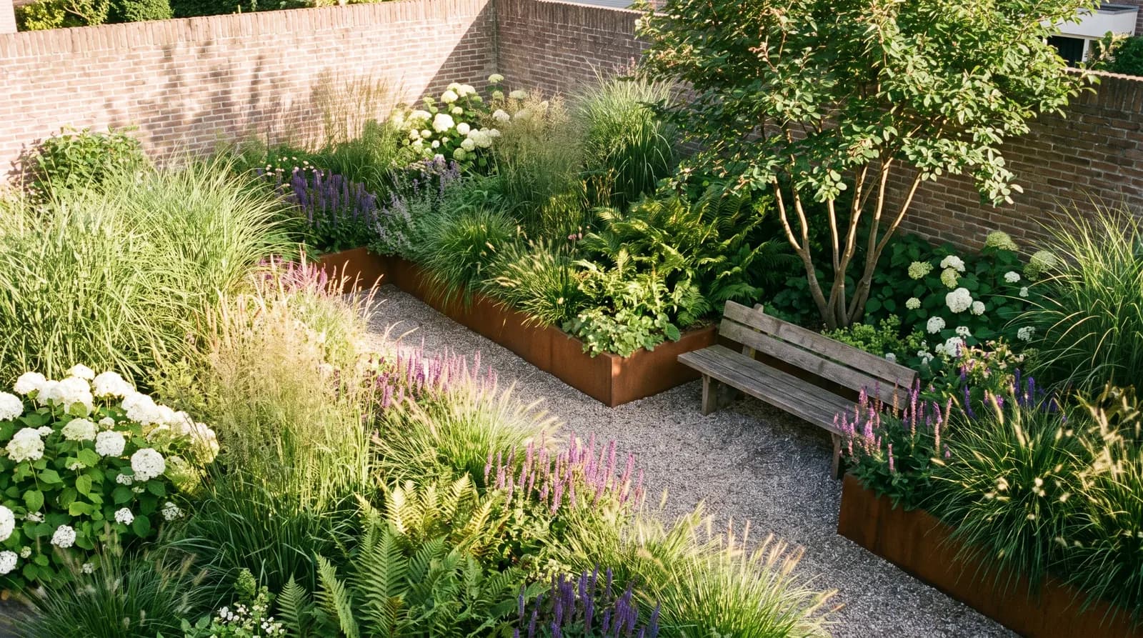 De tuin in de zomer